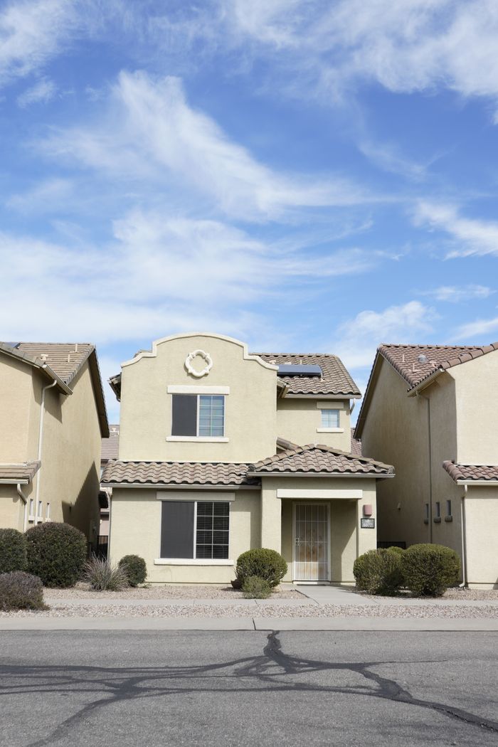 about-01 A beautiful residential house in a sunny Tucson suburb, highlighting southwestern architecture.